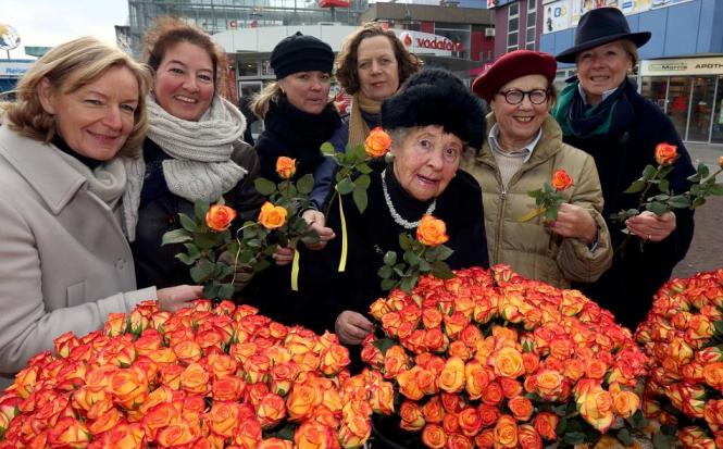 Damen des Leverkusener Zonta-Clubs verteilten in Wiesdorf 1000 Rosen, um über Gewalt an Frauen ins Gespräch zu kommen. FOTO: Uwe Miserius | RP Online
