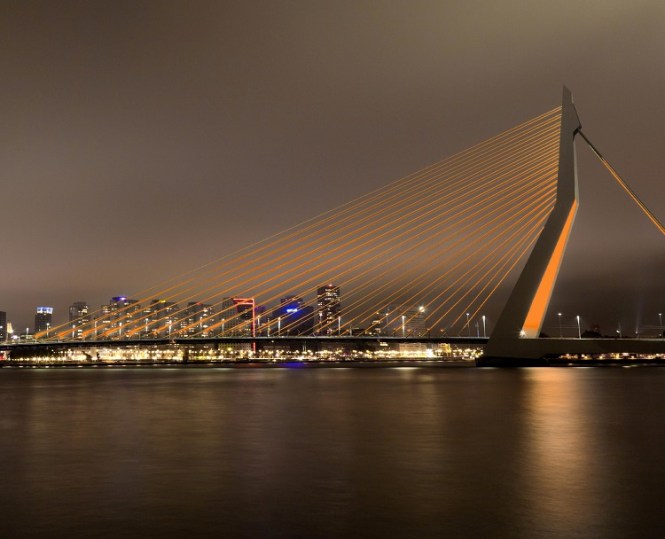 erasmusbrug-oranje-1